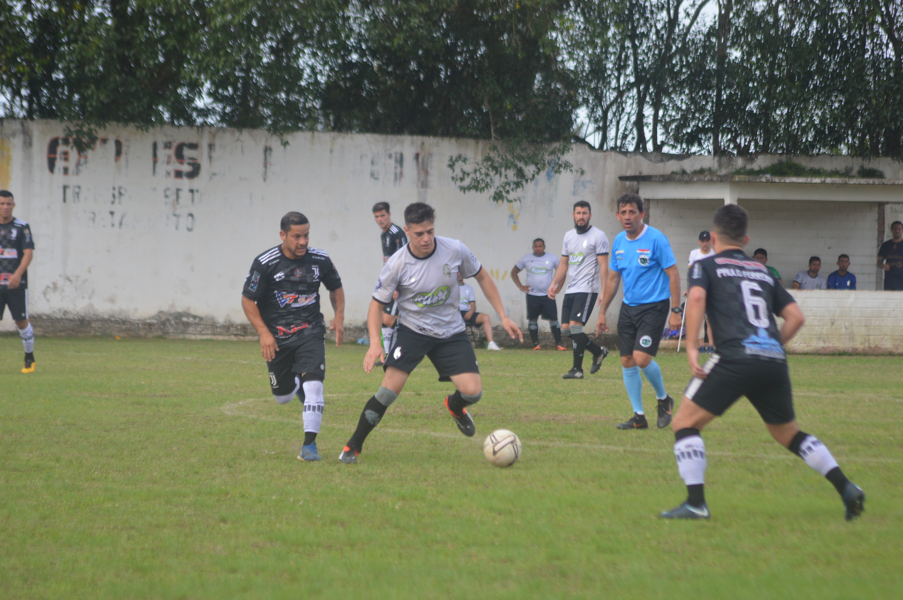 Lance entre Troianos e Juventus - Fotos: Divulgação/Gaúcho