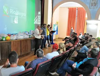 Prefeitura entrega kits esportivos para associações de moradores de Rio Negro
