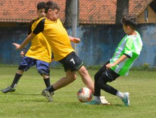 Garotos da Escolinha de Futebol da SMEL de Rio Negro vencem os jogos amistosos