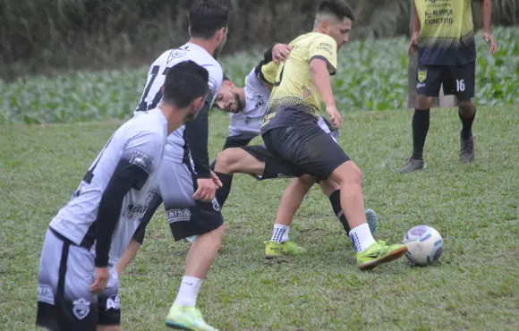 Aliança de Mafra vence o Estudiantes e está na final do 1º Campeonato de Futebol Suíço, no campo Guincho em Rio Negro